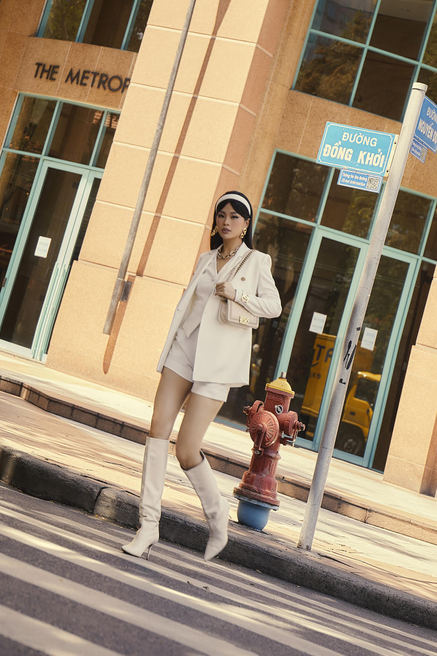 Khoe đôi chân thon dài, Diễm Trang lăng xê mốt quần và váy ngắn khi phối cùng áo vest thanh lịch.