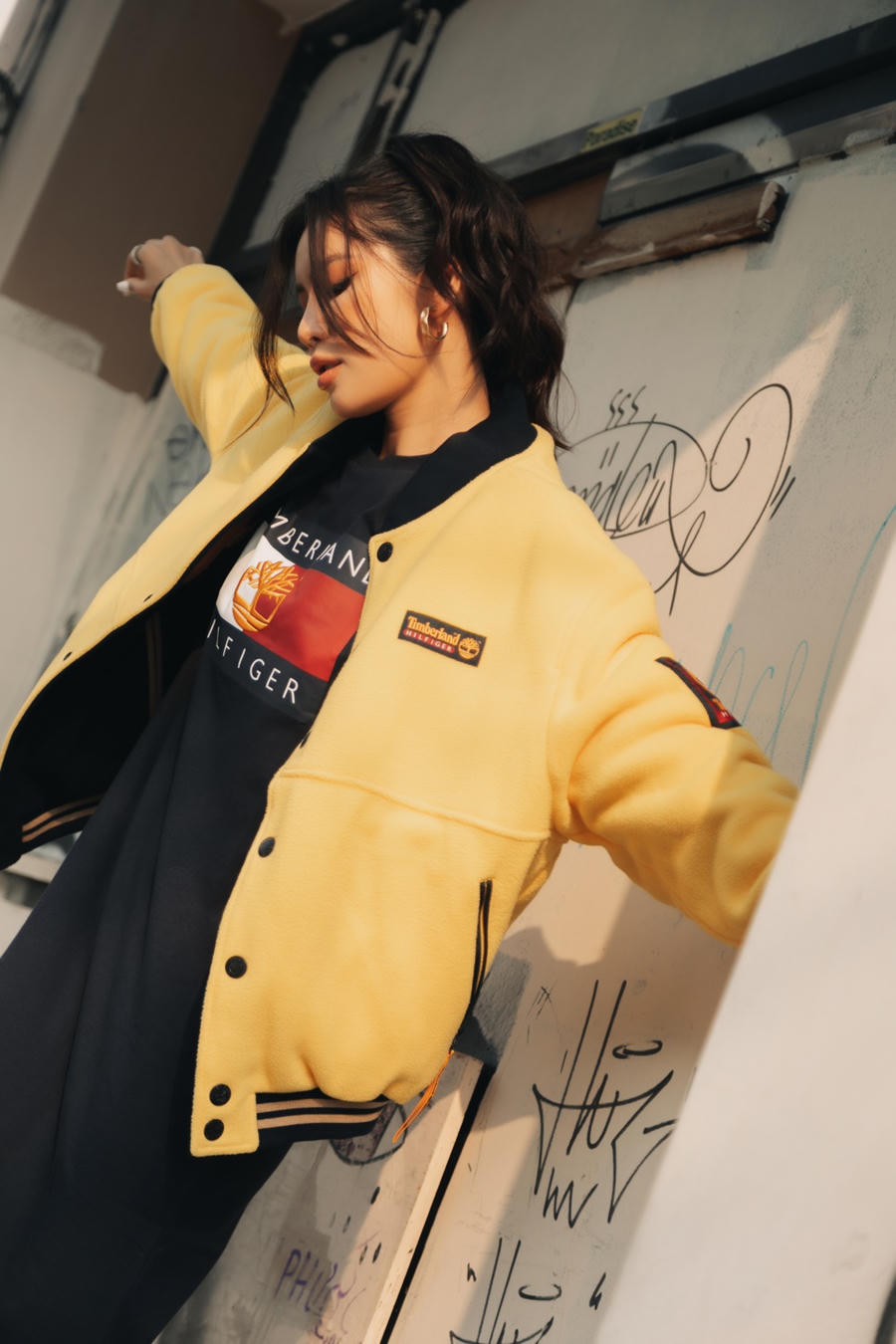 Thảnh thơi dạo phố bên ly cà phê đá, Minh Tú hào hứng ngắm nghía Sài Gòn, nơi cô đã gắn bó và tạo dựng được sự nghiệp thành công của mình. Là người gốc Sài Gòn nên mọi đổi thay, phát triển và thịnh vượng của thành phố luôn dạt dào trong cảm nhận của Minh Tú.