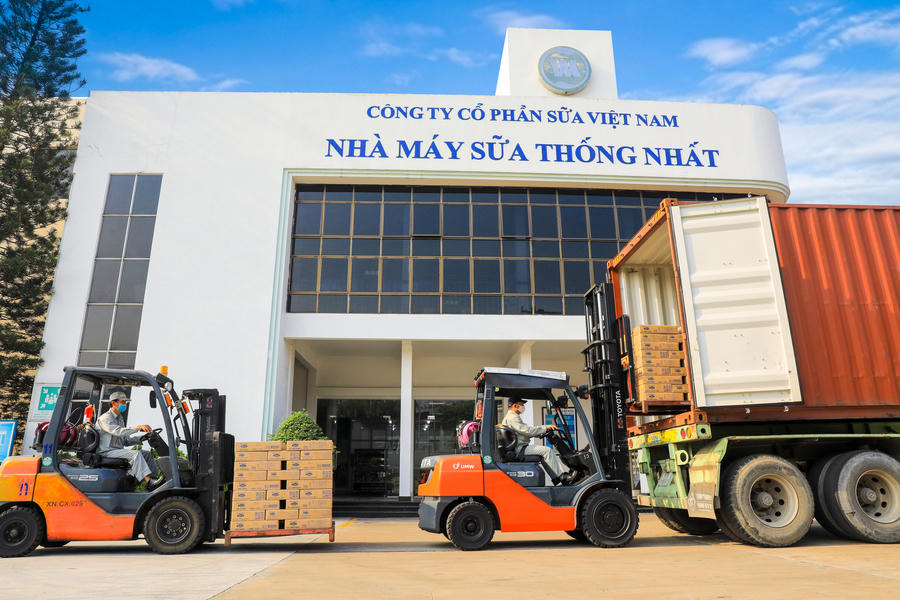 Những container sữa đặc đã sẵn sàng“xuất ngoại” trong những ngày tết nguyên đán đang đến gần