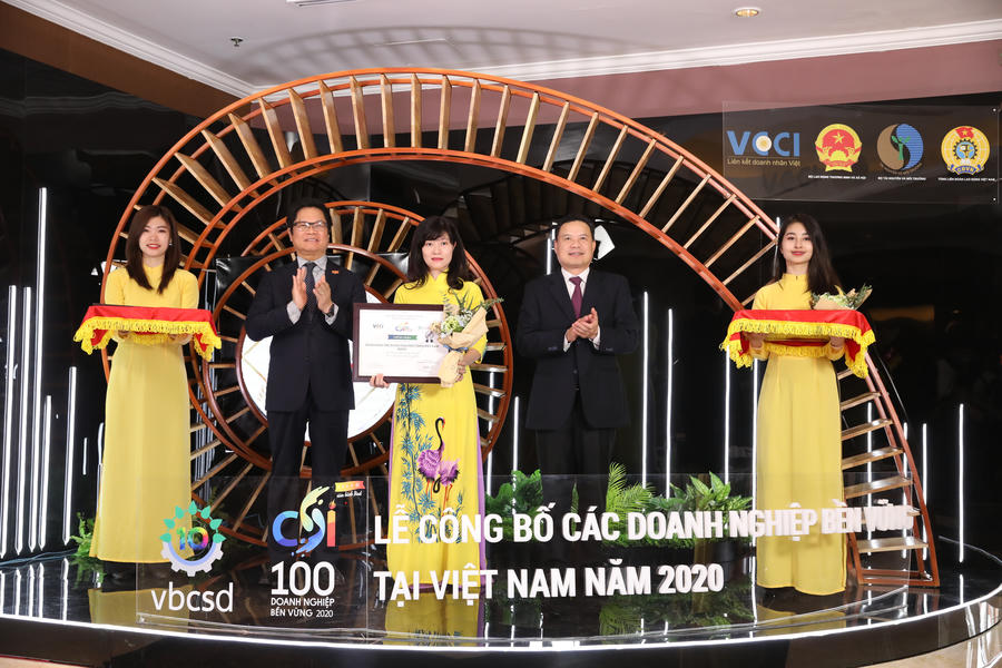 Bà Phạm Thị Vân Khánh – Giám đốc Ban Khách hàng doanh nghiệp nhỏ và vừa, đại diện BIDV nhận giải thưởng