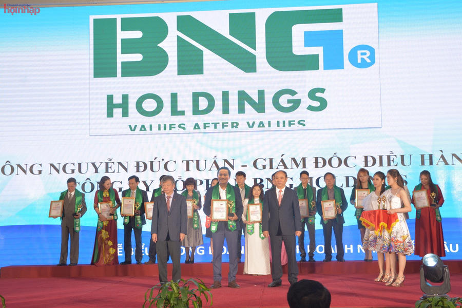 Doanh nhân Nguyễn Đức Tuấn được trao Chứng nhận Nhà quản lý - Doanh nhân tiêu biểu Việt Nam ASEAN – EU (Có nhiều đóng góp trong hội nhập kinh tế quốc tế) ngày 19/03/2021.