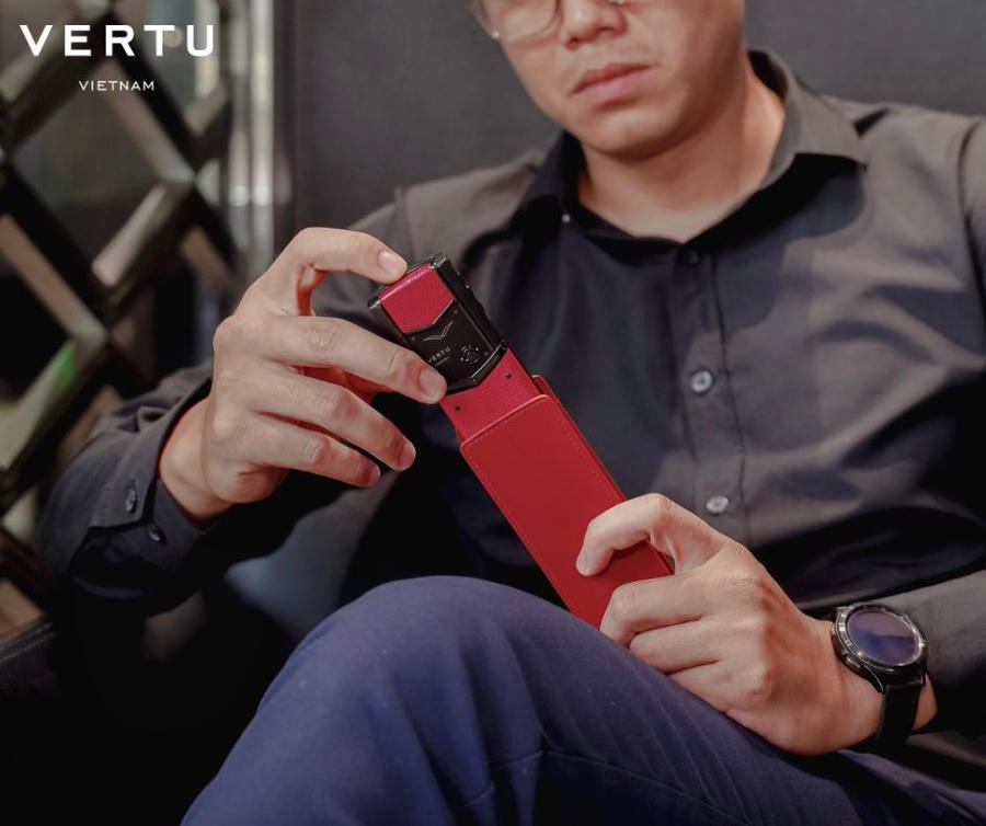 Khách hàng Vertu Việt Nam trực tiếp đến cửa hàng kiểm tra máy trước khi gói quà.&nbsp;