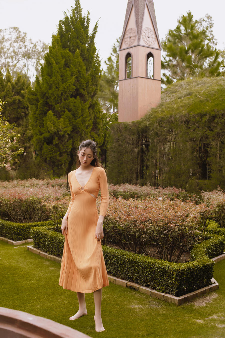 Không còn những bộ cánh “chặt chém”, Lương Thùy Linh như bước ra từ cổ tích với tạo hình nàng thơ trong bộ ảnh mới.