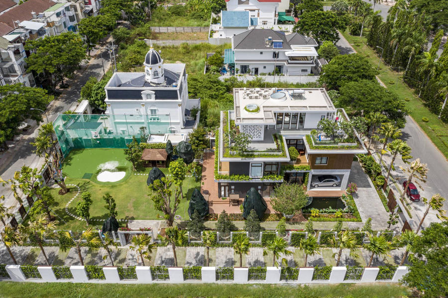 Tọa lạc gần dòng sông Hậu ở Cần Thơ, K-Villa+ là công trình theo phong cách hiện đại, đạt Tiêu chuẩn Lotus Home cho Công trình Xanh (được Hội đồng Công trình Xanh Việt Nam chứng nhận). 