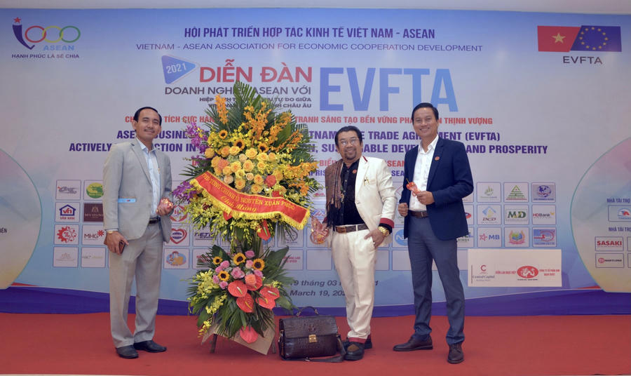 Doanh nhân Nguyễn Đức Tuấn cùng doanh nhân Nguyễn Hoàng Sang, doanh nhân Phạm Văn Út chụp hình lưu niệm tại diễn đàn.