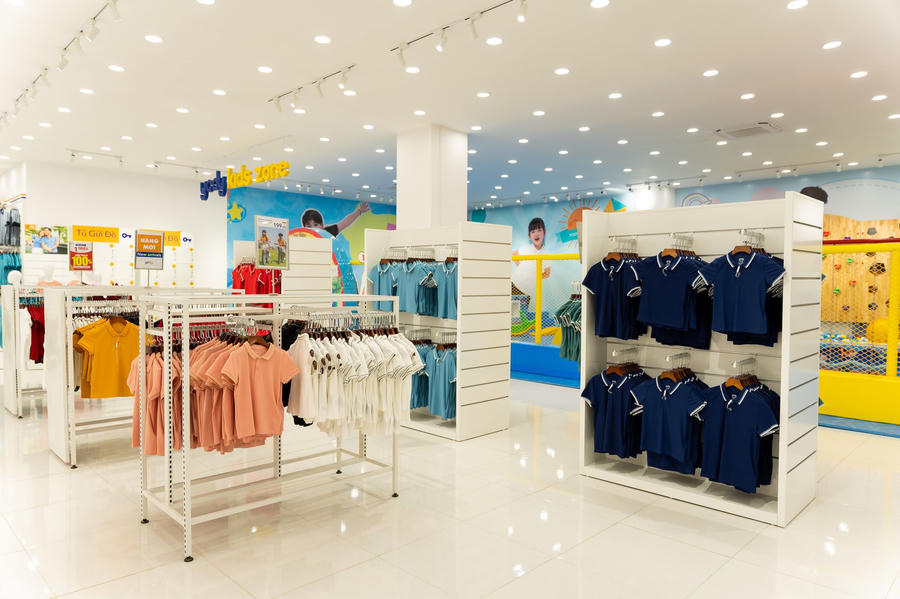 Không gian trưng bày các sản phẩm YODY Kids tại cửa hàng thời trang YODY.