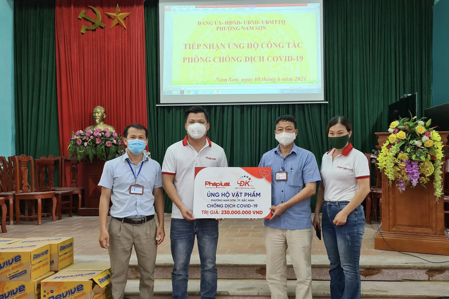 Đoàn từ thiện của Báo PLVN đại diện cho doanh nghiệp trao tận tay cho đại diện của phường Nam Sơn - Bắc Ninh.