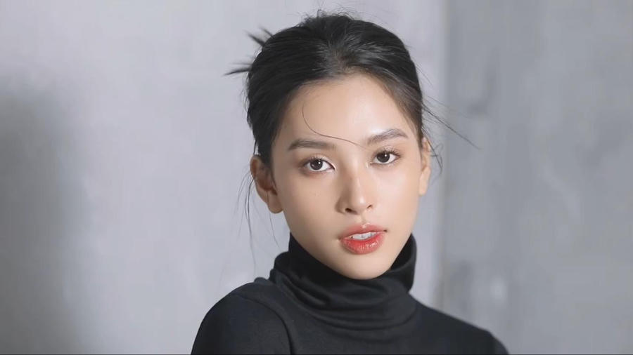 Người đẹp Quảng Nam xinh ngút ngàn trong từng khoảnh khắc, ánh mắt trong veo, nước da trắng mịn, màu son san hô nhẹ nhàng tươi tắn khiến người xem khó thể rời mắt.