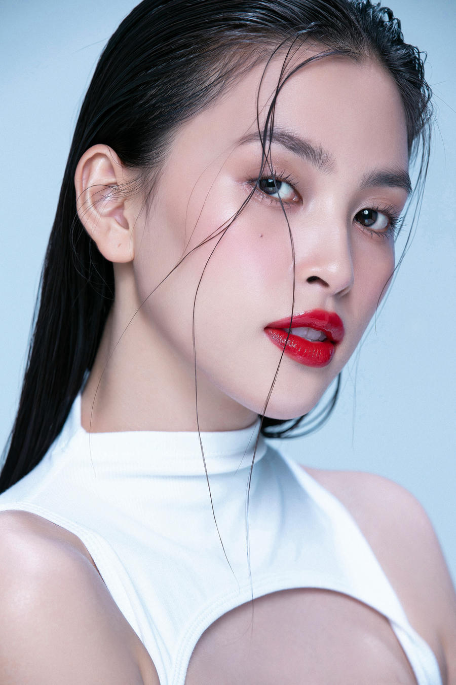 Vẻ đẹp của Tiểu Vy không thuần Việt với làn da trắng, gương mặt phúc hậu mà cô mang vẻ khỏe khoắn, hiện đại và có phần theo hơi hướng Âu Mỹ.