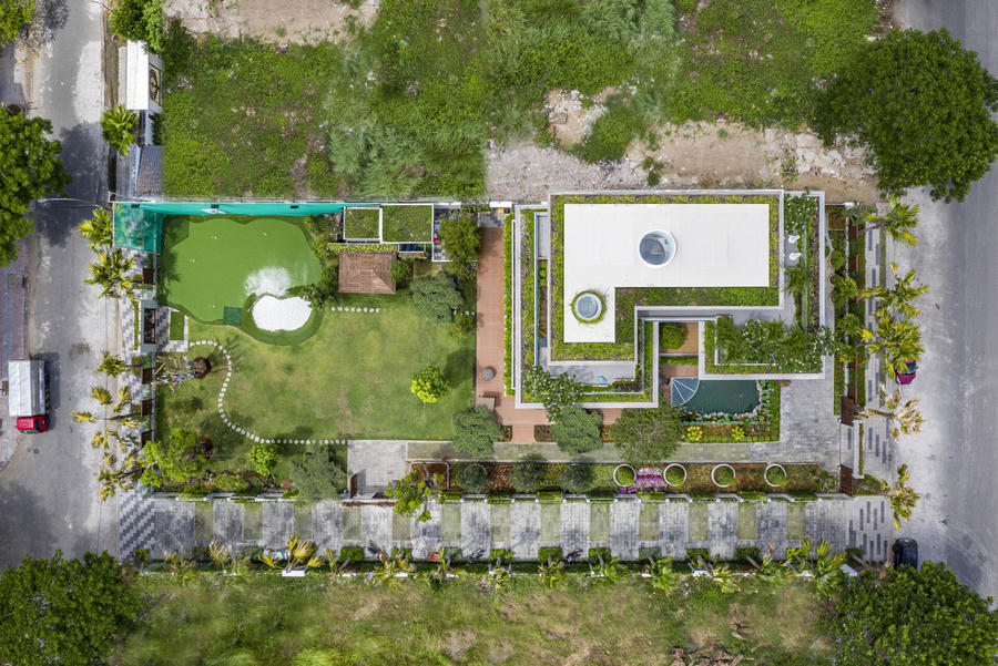 Việc kết hợp nhiều mục đích như điều hòa luồng gió và không khí tự nhiên, đón ánh sáng mặt trời, cách nhiệt cho mái,… đã giúp biệt thự sử dụng nguồn năng lượng xanh hiệu quả và bền vững. 