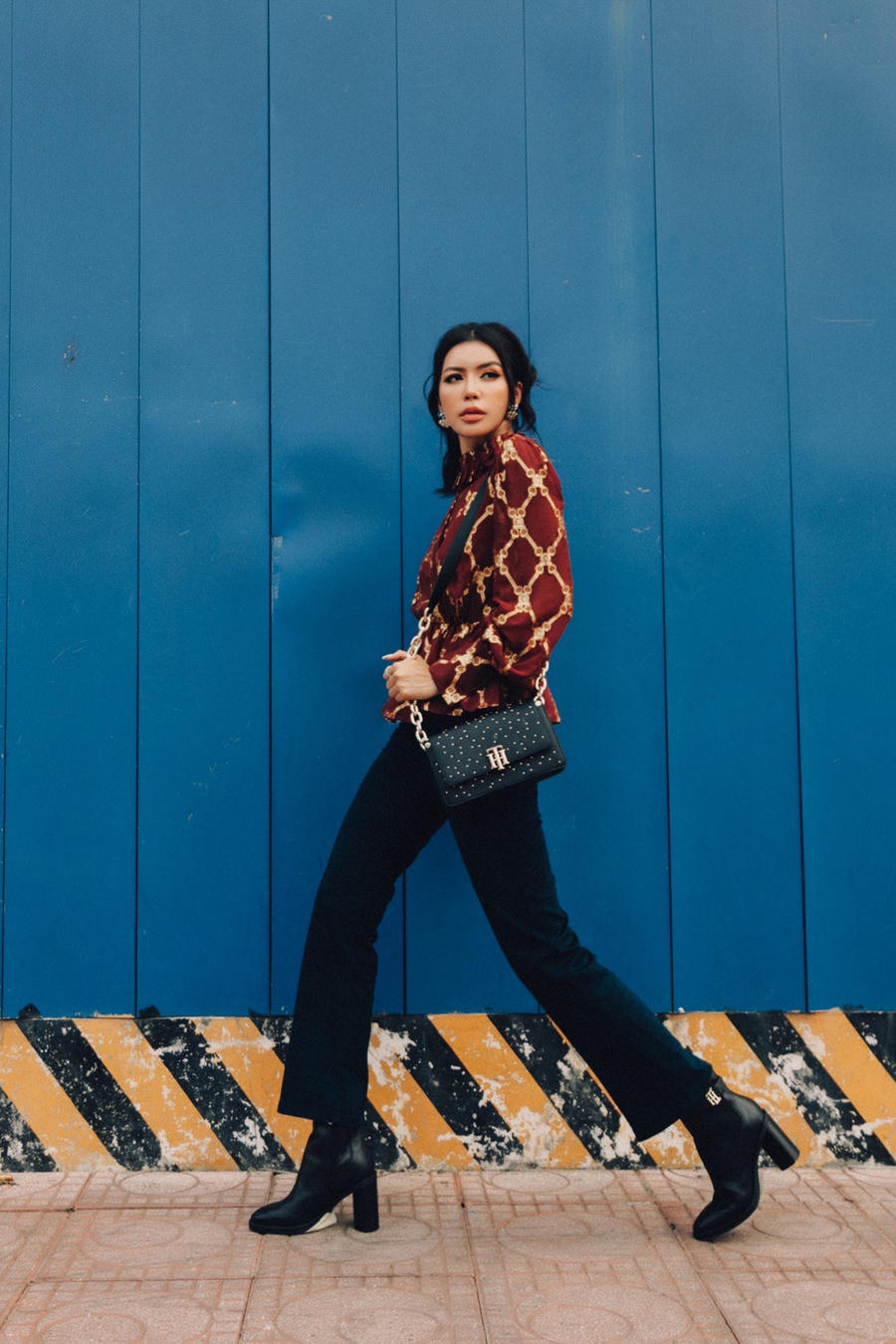 Người đẹp cũng dành một ngày để chuẩn bị quà cho gia đình, người thân, bạn bè. Có tuổi thơ khá vất vả và không có nhiều điều kiện nên giờ đây khi đã có được công việc và thu nhập ổn định, Minh Tú luôn dành nhiều tình cảm chăm cho lo gia đình, người thân.