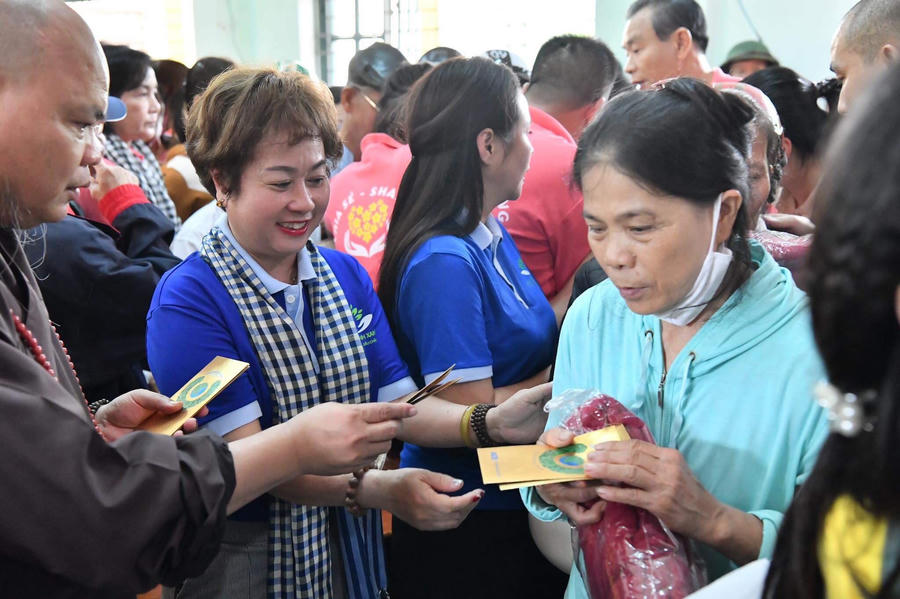 Các nhà hảo tâm trao quà và tiền tới tay bà con vùng lũ