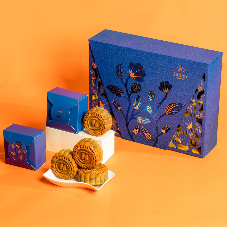 Với thiết kế cầu kỳ, sang trọng, các sản phẩm bánh trung thu của Hilton có mức giá dao động từ 800.000 đồng – 1,2 triệu đồng/hộp. Riêng hộp bánh cao cấp phiên bản giới hạn có kèm thêm rượu thì mức giá thấp nhất là 3 triệu đồng và cao nhất là 25 triệu đồng. So với năm trước, sản phẩm đắt tiền nhất của Hilton đã có mức giá giảm nhẹ một phần bởi tình hình thị trường ảm đạm do dịch bệnh.