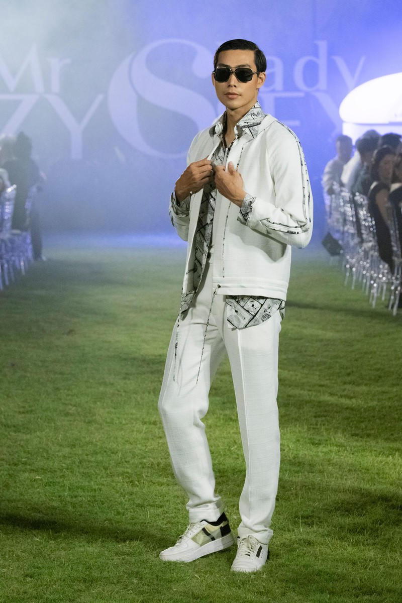  Bên cạnh các thiết kế dành cho nữ, bộ sưu tập còn mang đến những thiết kế mang vẻ đẹp cổ điển lịch duyệt nhưng vẫn hiện đại và mạnh mẽ dành cho phái mạnh.