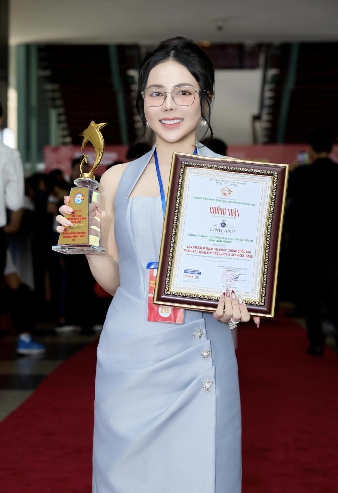 Thẩm mỹ Linh Anh nhận giải Phun xăm xuất sắc năm 2025.