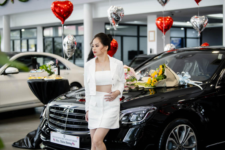 Chủ tịch Thiên Hương rạng rỡ nhận siêu xe trong lần sinh nhật thứ 31