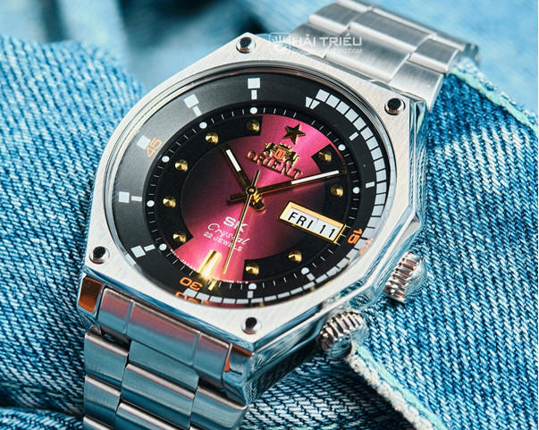 Đồng hồ Orient mặt đỏ sở hữu bộ máy mạnh mẽ và chính xác