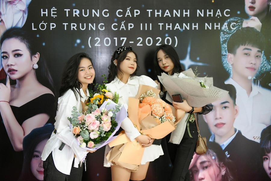 Những lời chúc, những bó hoa xinh đẹp của bạn bè là niềm vui, sự cỗ vũ rất lớn cho Bảo Ngọc trong buổi lễ tốt nghiệp.