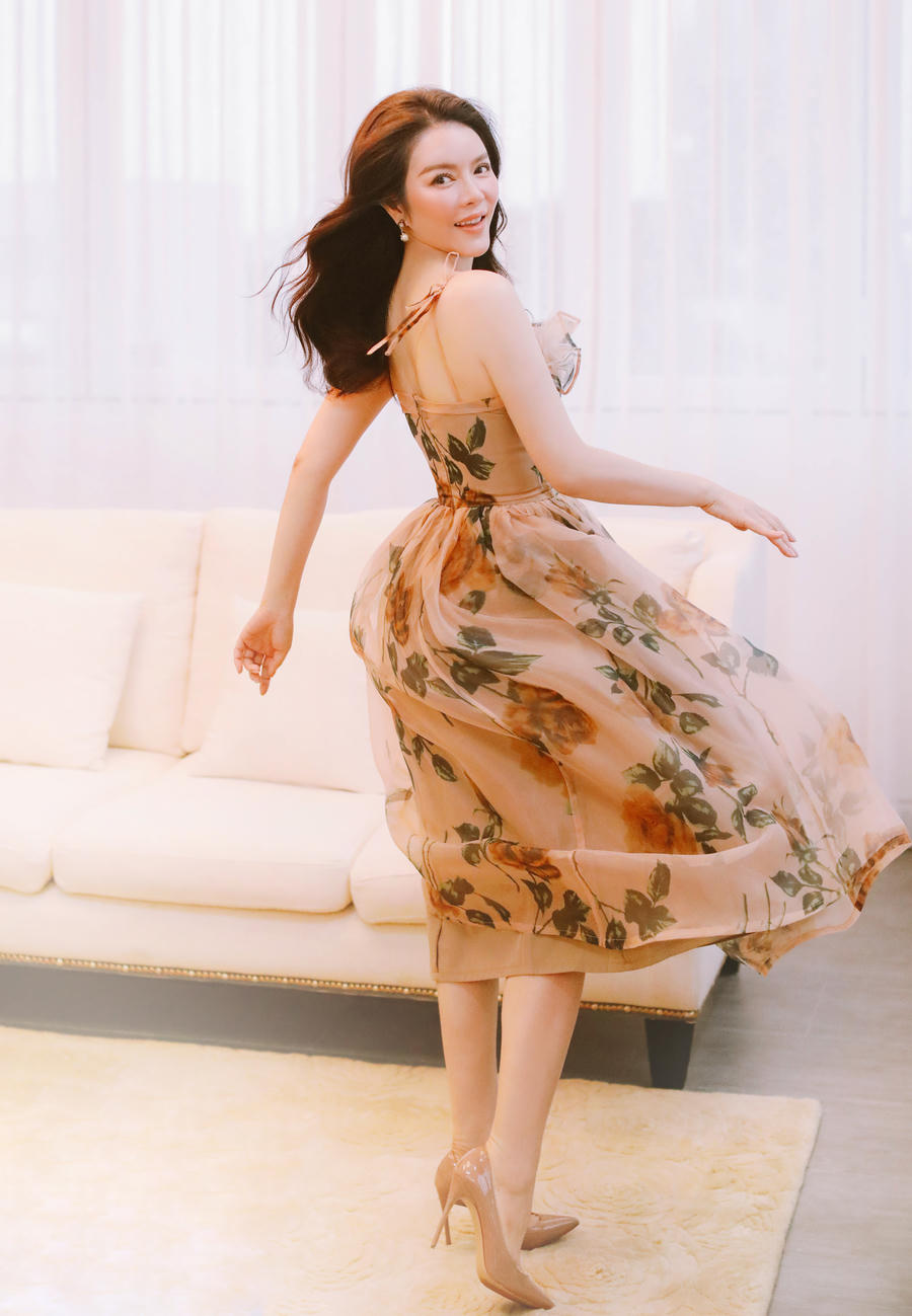 Lựa chọn cho mình chiếc váy hoa đơn giản, kết hợp cùng kiểu tóc uốn nhẹ giúp hình ảnh Lý Nhã Kỳ trở nên ngọt ngào nhưng không kém phần quyến rũ, sang trọng.