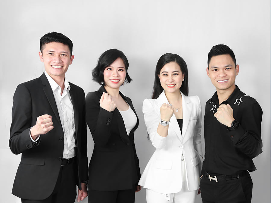 Bốn founder thành lập nên thương hiệu Herblux (Chị Thúy Hạnh thứ hai từ phải sang)&nbsp;