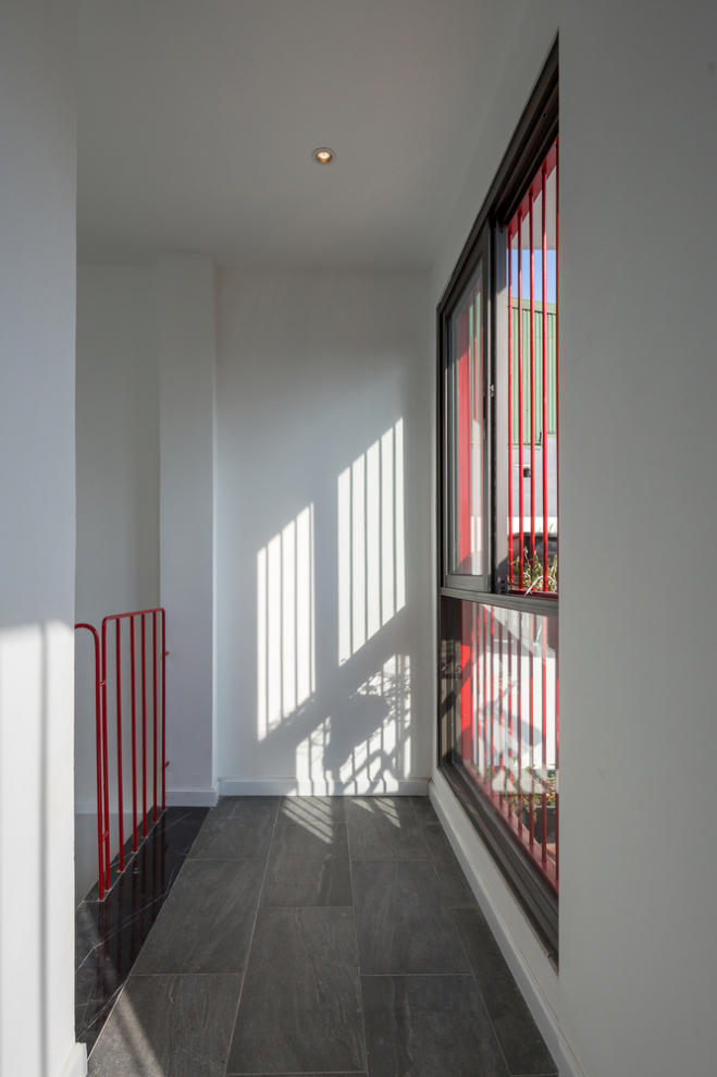 Ngôi nhà 49m2 nổi bật giữa phố cổ Hà Nội nhờ kiến trúc xanh mướt độc đáo - Ảnh 2