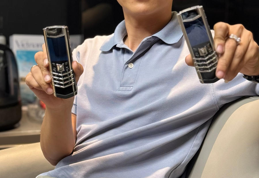 Trên tay chiếc Vertu chính hãng trị giá vài trăm triệu đồng và phiên bản được rao bán dưới 5 triệu đồng mới thấy sự khác biệt rõ rệt.&nbsp;