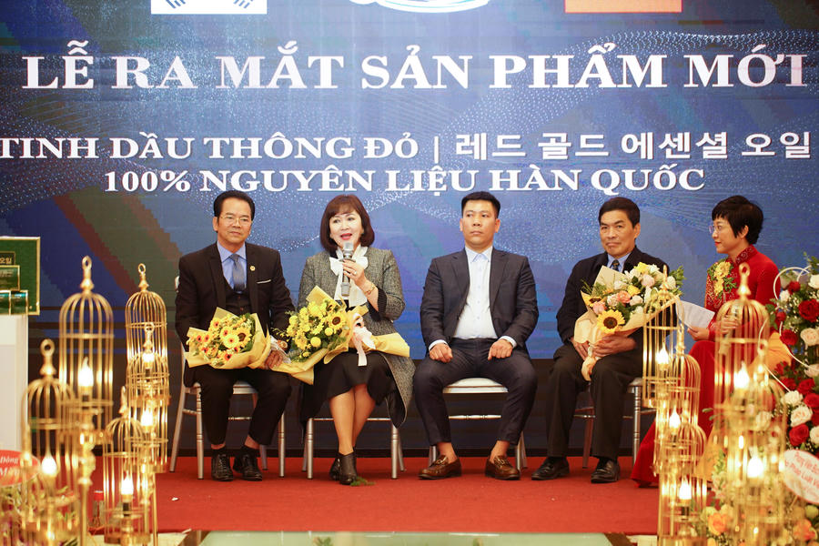 &nbsp; Các khách mời trao đổi, chia sẻ về sản phẩm tinh dầu thông đỏ