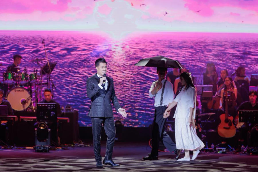 Ca sĩ Quang Dũng thể hiện “Chiều một mình qua phố”, “Tình nhớ”và “Phôi pha”