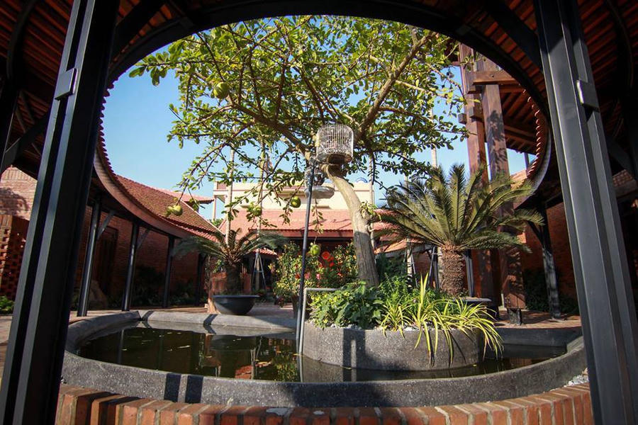 Hình ảnh làng quê truyền thống tại công trình được tái hiện qua tiểu cảnh như ao cá, hàng cau, cây dừa đem lại cảm giác gần gũi, yên bình.