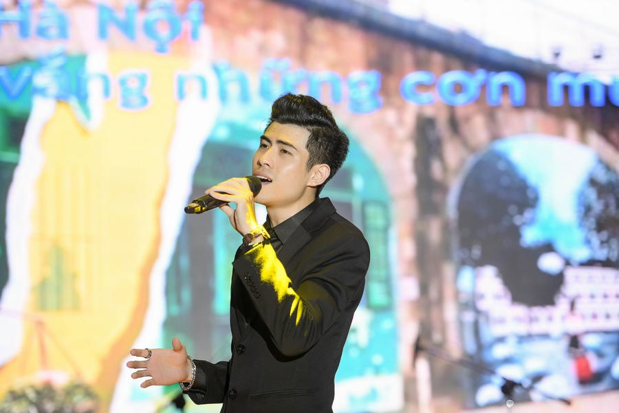 Màn thể hiện sâu lắng của sinh viên Nguyễn Tiến Dũng trong buổi thi tốt nghiệp.