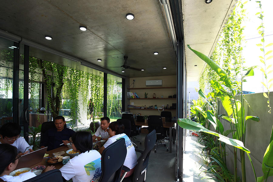 Khu vực văn phòng ưu tiên đến không gian mở với các cửa kính lớn xung quanh có thể ngắm nhìn vườn treo. 