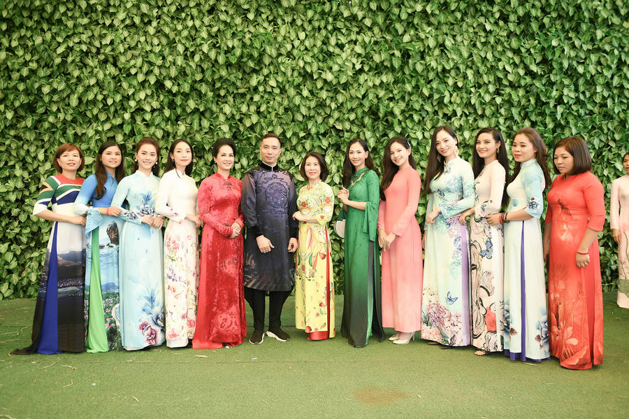 NTK Kiến Vũ - Ủy viên BCH CLB Áo dài cùng NSND Lan Hương, MC Mỹ Vân và các diễn viên trong Nhà Hát Kịch Việt Nam