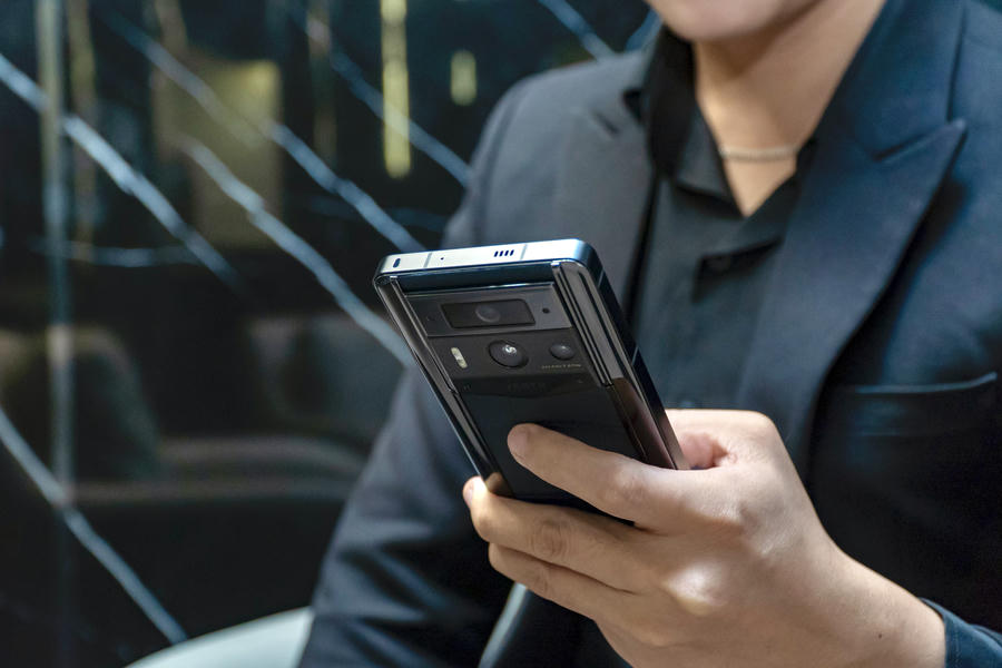 Chiếc smartphone này hấp dẫn người dùng bởi giá trị xa xỉ và tính độc quyền, độc bản. 