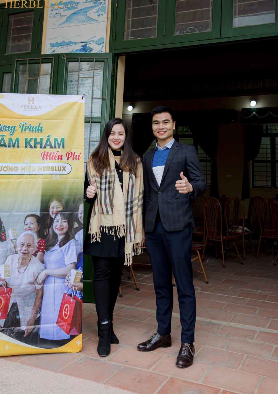 CEO Nguyễn Thuỳ Trang (người ở bên trái) cùng đồng nghiệp tại sự kiện thăm khám miễn phí tại Bắc Giang