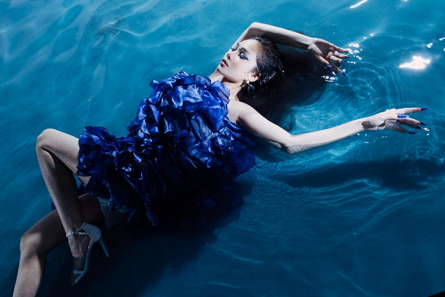 Cô tự tin tung hứng với cách pose dáng và thần thái cuốn hút, tạo nên những khoảnh khắc ấn tượng, truyền tải thông điệp về sự mạnh mẽ, bản lĩnh của người phụ nữ trong cuộc sống hiện đại.