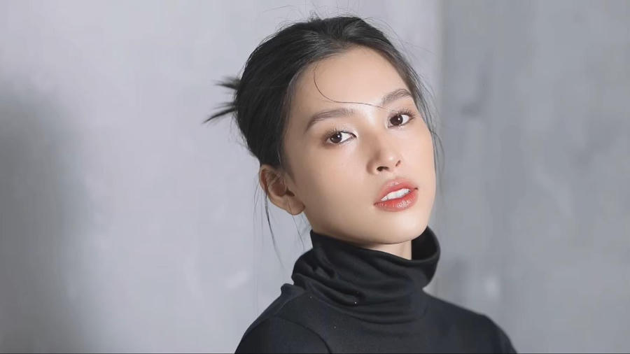 Trong video, nàng hậu&nbsp;chọn cách trang điểm tự nhiên khoe vẻ dịu dàng, trong trẻo của cô gái tuổi đôi mươi. Mái tóc đen được búi gọn làm nổi bật đường nét thanh tú trên gương mặt.