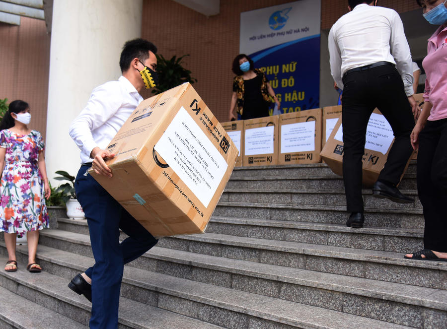 Những chiếc khẩu trang là món quà thiết thực chung tay cùng cộng đồng đẩy lùi dịch bệnh Covid-19 lần này.