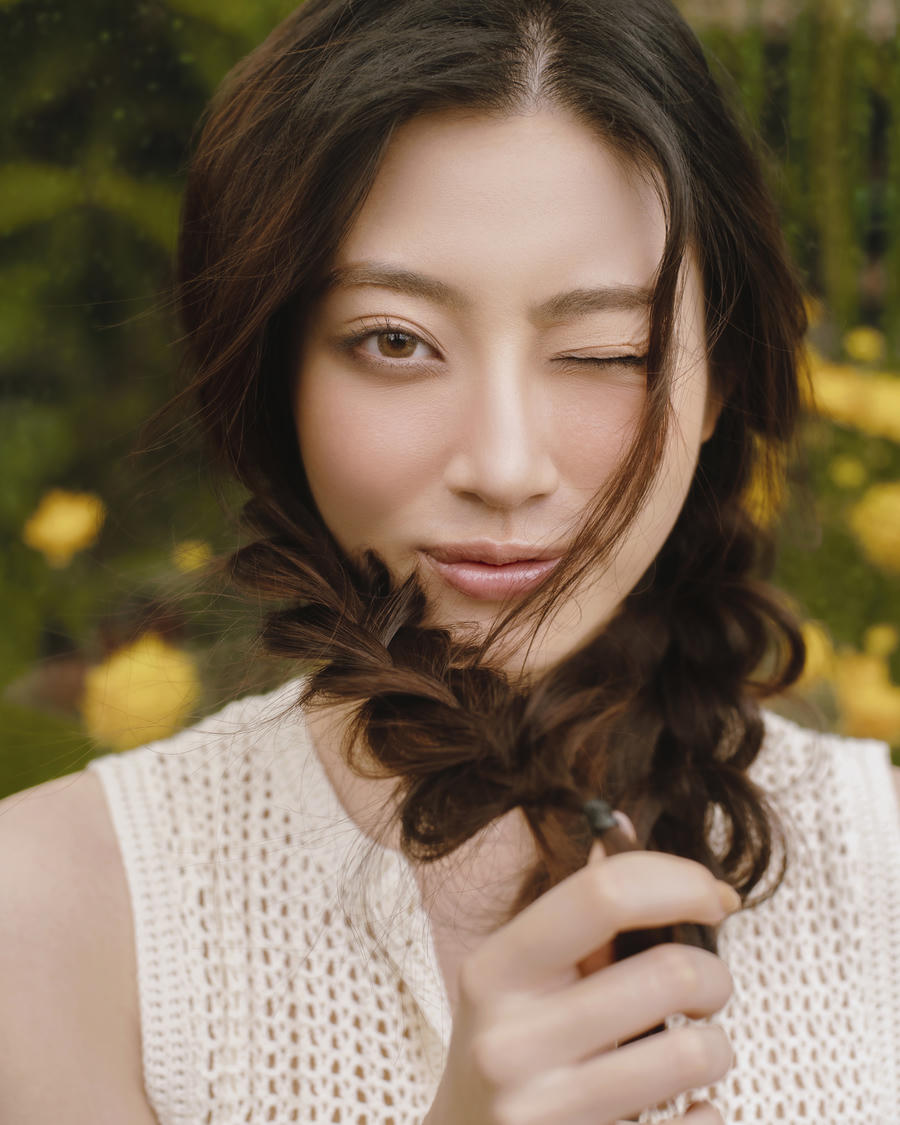 Hài hòa với hình ảnh lần này là mái tóc uốn gợn sóng bồng bềnh, khi được tết lơi, khi lại buông xõa.