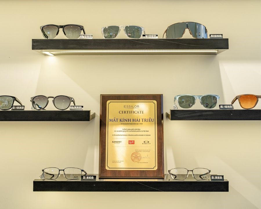 Giấy chứng nhận ủy quyền từ Luxoticca Essilor đang được trưng bày tại showroom Kính Hải Triều - Đại lý bán lẻ mắt kính hàng đầu Việt Nam hiện nay