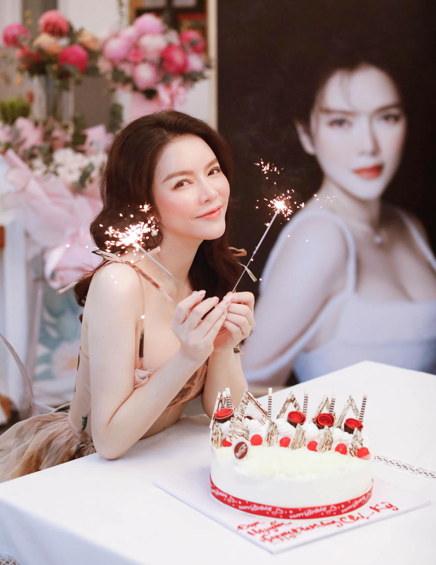 Với Lý Nhã Kỳ, đây là một sinh nhật đáng nhớ. Cô cũng mong dịch bệnh mau chóng được kiểm soát để trả lại cuộc sống yên bình cho người dân. Ảnh: Bánh Cam.