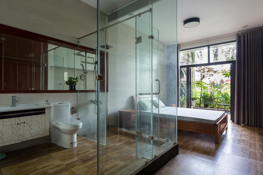  Nhóm thiết kế đã bố trí các cửa kính lớn từ trên ban công các tầng để hỗ trợ thông gió, đón ánh sáng và tăng kết nối giữa các tầng.