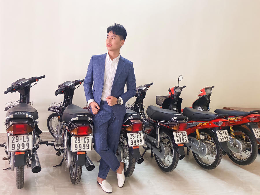 9X Hoàng Đình Tiến còn được biết đến với danh xưng “thiếu gia mê xe Dream biển số đẹp” từng gây sốt trong cộng đồng mạng dạo trước.