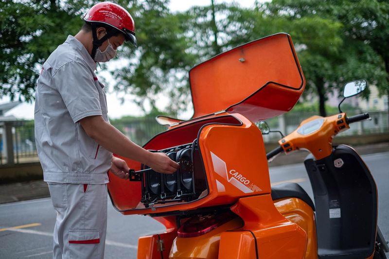 Một nhân viên của VinFast đang giao hàng. (Ảnh: Bloomberg)