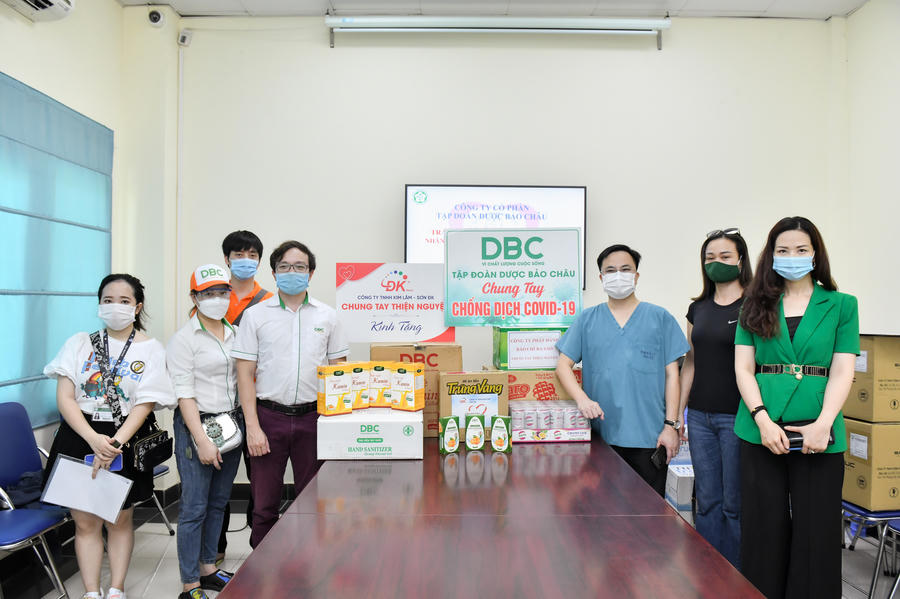 Đoàn thiện nguyện trao tặng quà tại Bệnh viện Bạch Mai “