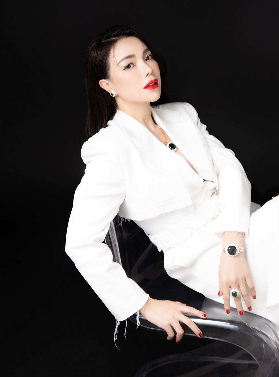 Hiện tại, Trà Ngọc Hằng vẫn đang quán xuyến việc kinh doanh cửa hàng thời trang nho nhỏ và thương hiệu mỹ phẩm dành cho phái đẹp.