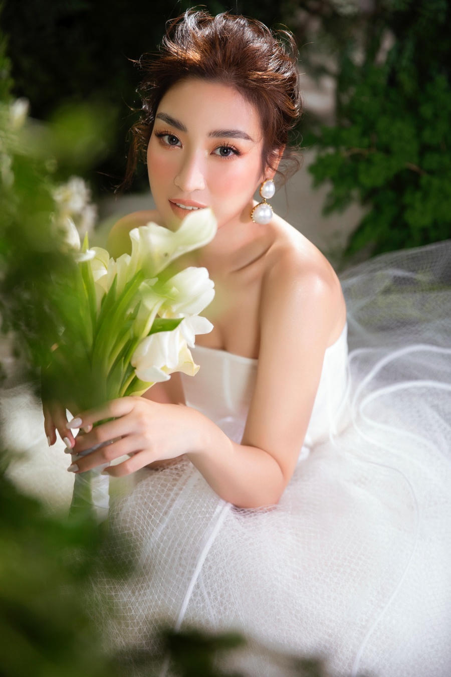 Trong bộ ảnh, Đỗ Mỹ Linh khoe nhan sắc lộng lẫy, hoá thân thành công chúa trong sắc trắng tinh khôi của bộ váy cưới.