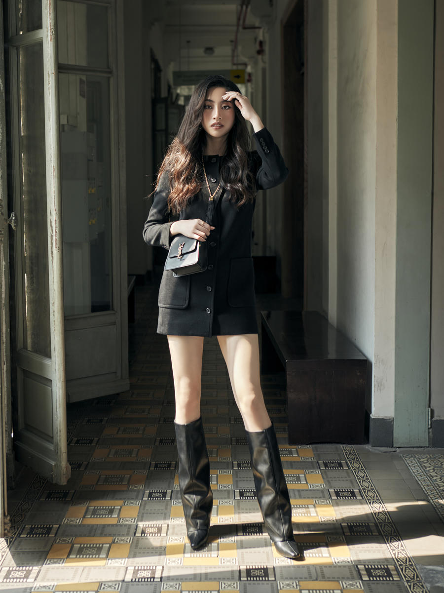 Với set trang phục thứ ba, Lương Thùy Linh diện chiếc đầm thanh lịch với thắt lưng to bản tôn lên vòng eo “con kiến”. Nét nữ tính ngọt ngào dung hòa với thần thái quyến rũ, mạnh mẽ khiến Hoa hậu Lương Thùy Linh vẫn tạo được dấu ấn riêng trong từng khung hình.