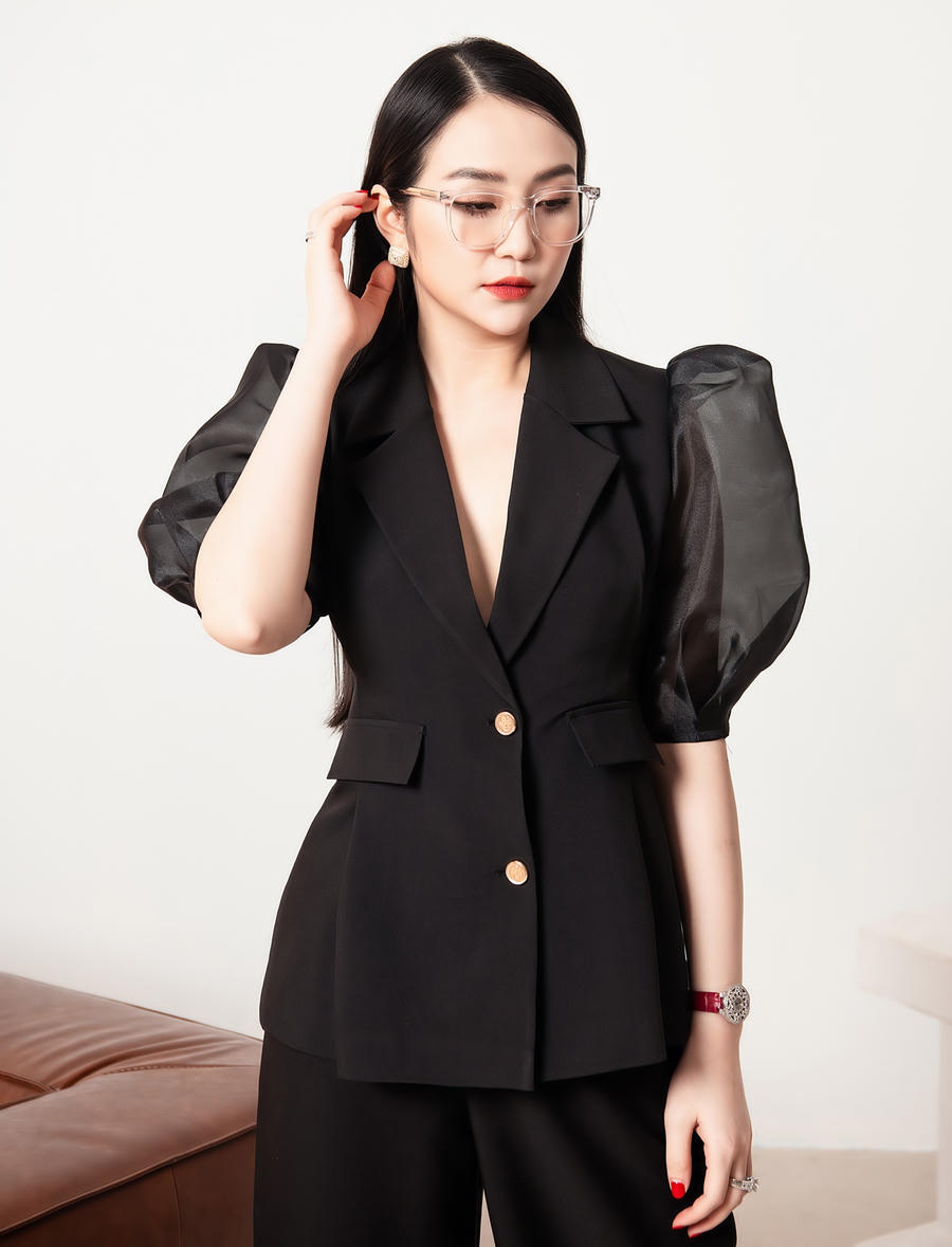 Cô mix phụ kiện kính mắt, khuyên tai Chanel hợp xu hướng, tạo nên tổng thể điệu đà.