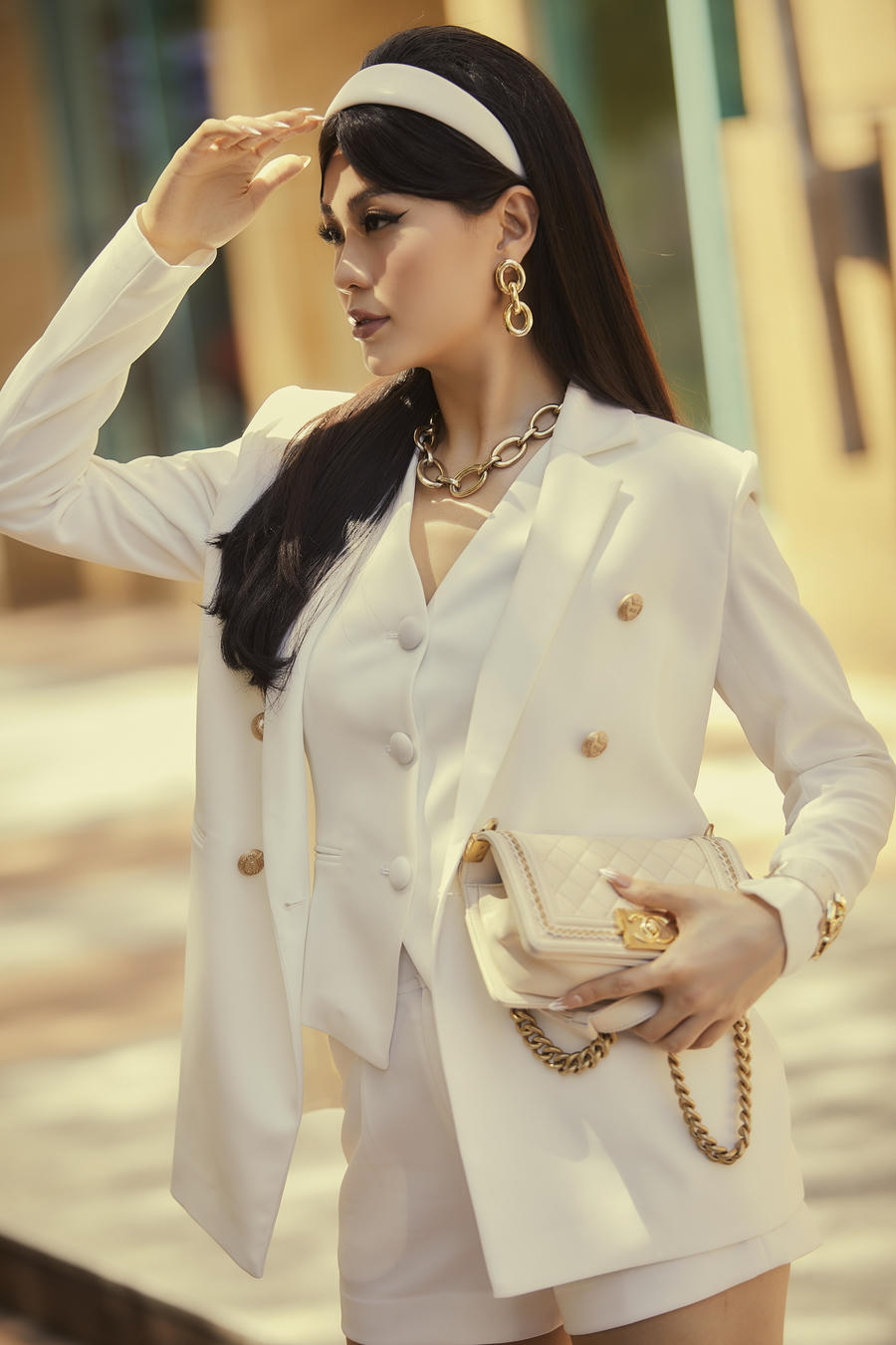 Điểm cộng cho bộ ảnh là sự mix&match cùng các phụ kiện đa dạng như túi xách, mắt kính và trang sức để tạo điểm nhấn cho từng trang phục.