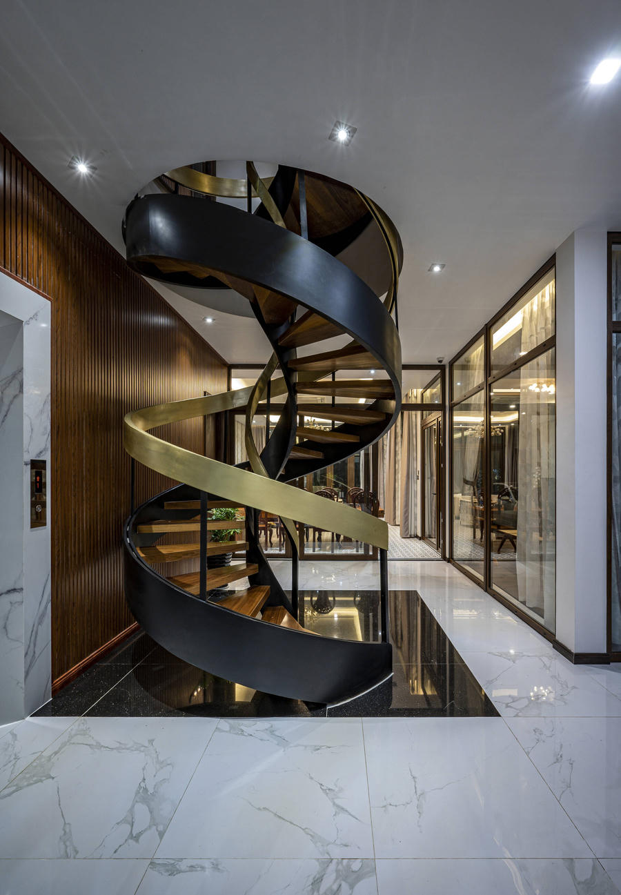 Nổi bật ở không gian bên trong đó là cầu thang xoắn đồng thời là giếng trời để đón sáng và thông gió cho khu vực giao thông chính của biệt thự. Đây được xem là điểm nhấn nghệ thuật đẹp mắt cho khu vực trung tâm của biệt thự.  